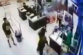 Drsný útok v Komárne: Zákazník napadol v potravinách niekoľko ľudí, posledný mu to spočítal!