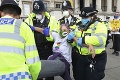 Klimatickí aktivisti v Londýne blokovali tlačiarne najčítanejších novín: Tvrdý krok polície