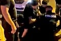 Drsný zásah v Košiciach, vedenie sa zastalo policajtov: Biť päsťou ležiaceho je v poriadku?!
