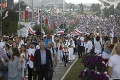 Bieloruská vláda v snahe potlačiť protesty zakročila proti novinárom: Zadržanie aj deportácia