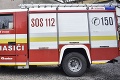 Bratislavskí hasiči zasahujú pri požiari 18 unimobuniek, väčšina zhorela do tla