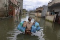 Karáčí pod vodou: Pakistanské mesto zasiahli najsilnejšie dažde za 90 rokov