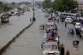 Karáčí pod vodou: Pakistanské mesto zasiahli najsilnejšie dažde za 90 rokov