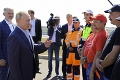 Putin otvoril na okupovanom Kryme novú diaľnicu: Štýlový test za volantom limuzíny