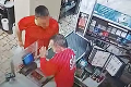 Šokujúci incident v bratislavských potravinách na VIDEU: Pokladník upozornil zákazníka na rúško, ten ho napadol!