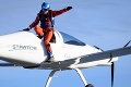 Švajčiarsky parašutista sa zapísal do histórie: Unikátny zoskok z lietadla