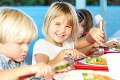Koniec plošnému dotovaniu obedov v materských a základných školách? Od januára bude všetko inak
