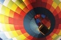 Let teplovzdušným balónom sa zmenil na drámu: Z koša vypadli ľudia, o život prišiel pilot