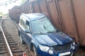 Nehoda vlaku v Česku! Vagóny zmietli auto a zdemolovali dráhový domček: Hlásia zranených