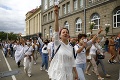 Bieloruské ženy sa zapojili do protestov: Do ulíc vyšli v bielom, niektoré mali na rukách deti