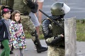 Bieloruské ženy sa zapojili do protestov: Do ulíc vyšli v bielom, niektoré mali na rukách deti