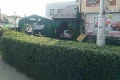 Kuriózna nehoda v Liptovskom Mikuláši: Auto vrazilo do reštaurácie! Hasiči museli vodiča vyslobodiť