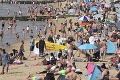 Briti sa v čase pandémie tlačia na plážach telo na telo: Zúfalé výzvy polície