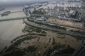 Južnú Kóreu sužujú záplavy a zosuvy pôdy: Zomrelo pri nich už najmenej 30 ľudí
