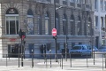 Dráma vo Francúzsku: Ozbrojený muž uväznil v banke rukojemníkov, jedna žena ušla