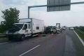 Tragédia na D2: Kamión zrazil na ceste pracovníka, muž nemal šancu