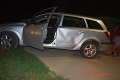 Rýchlo a zbesilo v uliciach Bátorovej: Opitý vodič nemal doklady, narazil do policajného auta