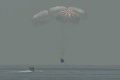 Vrátili sa na Zem: Astronauti SpaceX pristáli na hladine oceánu