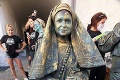 Farmaceutka Marcela sa zmenila na živú sochu: Do hodiny bola zo mňa Matka Terézia