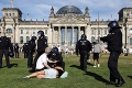 Protesty proti pandemickým opatreniam v Nemecku: Viac ako stovka zatknutých a zranení policajti