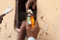 V Indii zabíja smrtiaci kokteil: O život prišlo už takmer 100 ľudí