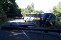 Havária pri Dobrej Vode: Autobus prerazil zvodidlá a zišiel mimo cesty!