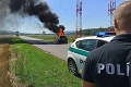 Dráma v Opatovciach nad Nitrou: Osobné auto sa vznietilo počas jazdy