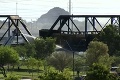 Zábery hrôzy: V Arizone sa pod vlakom zrútil most, jazero pohltili plamene