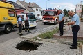 Majiteľ sa len chytal za hlavu: Auto na parkovisku v Malackách sa prepadlo do jamy