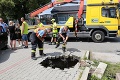 Majiteľ sa len chytal za hlavu: Auto na parkovisku v Malackách sa prepadlo do jamy