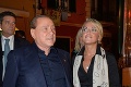 Berlusconi sa po 10 rokoch rozišiel s blonďavou sexicou: Slzy jej utrel šekom na 20 miliónov