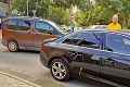 Desivá nehoda pri búraní biznis centra v Bratislave: Úlomok betónu zasiahol okoloidúce auto