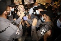 Násilné demonštrácie v Izraeli: Polícia zatkla 50 osôb podozrivých z výtržníctva