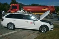 Tragická nehoda na západe Slovenska: Zrážka dvoch áut s nákladiakom si vyžiadala obeť