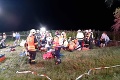 Tragická zrážka vlakov v Česku si vyžiadala 35 zranených a jednu obeť: Rušňovodiča už nedokázali zachrániť