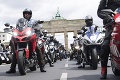 Netradičná demonštrácia v Nemecku: Pred Brandenburskou bránou protestovali stovky motorkárov