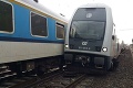 V Prahe sa zrazil rýchlik s osobným vlakom: Niekoľko vagónov je vykoľajených