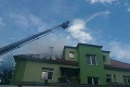 Hasiči zasahovali pri požiari bytu v Zemianskych Kostoľanoch: Hlásia zranených