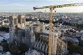 Klimatickí aktivisti protestovali pri Notre-Dame, tvrdá kritika Macrona: Na žeriav zavesili veľavravný odkaz