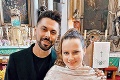 Spevák Ďurica s manželkou pokrstili synčeka Benjamína: Vydarený záber z kostola