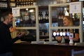 Briti sa z otvorených pubov netešili dlho: Medzi zákazníkmi niektorých podnikov sa objavil koronavírus