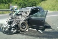 Vážna nehoda na R2: Po zrážke s kamiónom ostala z auta len kopa šrotu, jedna osoba sa zranila