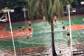 Nič ich nezastaví: Basketbal si zahrali aj na zaplavenom ihrisku