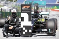 Sklamaný Hamilton: Prvú pole position v sezóne mu vyfúkol tímový kolega