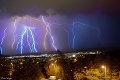 Na severe Slovenska sa ľudia žehnali, v Trenčíne mali divadlo: Martin zachytil večernú búrku, ohromujúce FOTKY!