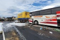 V Poľsku sa zrazil autobus s dvomi kamiónmi: Medzi zranenými sú aj cudzinci