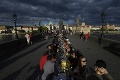Na pražskom Karlovom moste sa lúčili s koronakrízou: Večera pri polkilometrovom stole