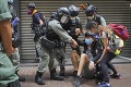 V Hongkongu zatkli 180 demonštrantov, niektorých na základe nového kontroverzného zákona