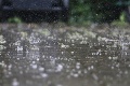 Desivá predpoveď na piatok: Platia výstrahy pred dažďom a búrkami, v týchto okresoch hrozia i povodne!