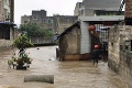 Čínu zasiahli prudké dažde a záplavy: Zahynulo najmenej 12 ľudí, tisícky evakuovali
